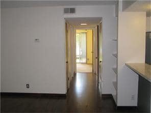 Building Photo - 500 E Riverside Dr