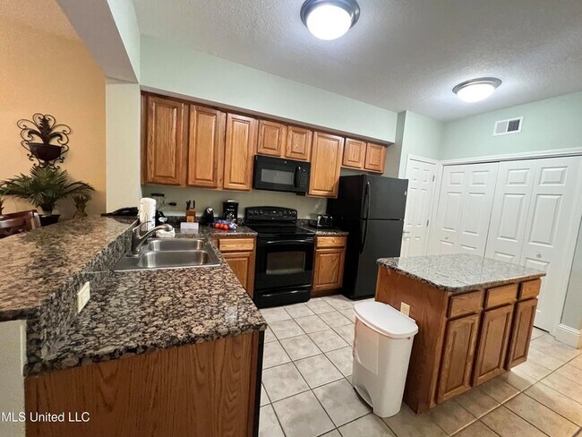 Building Photo - 2228 Beach Dr