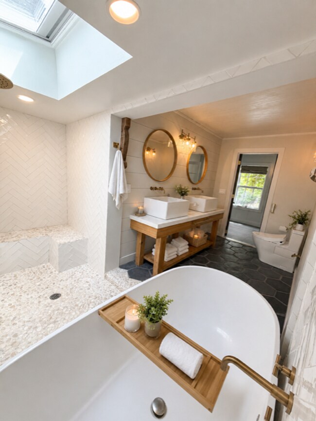Building Photo - Stunning Designer Coastal Retreat | Fully Renovated Luxury Home in Ocean Park