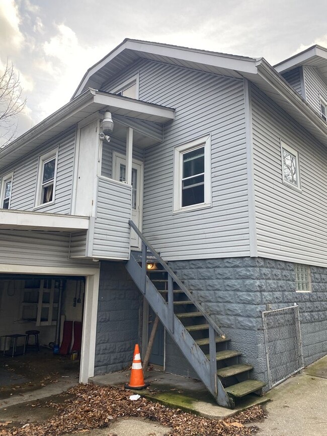 Building Photo - Spacious 5 - Bedroom Home for Lease in Akron