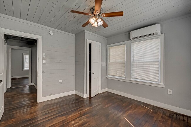 Building Photo - 1018 W Sealy St