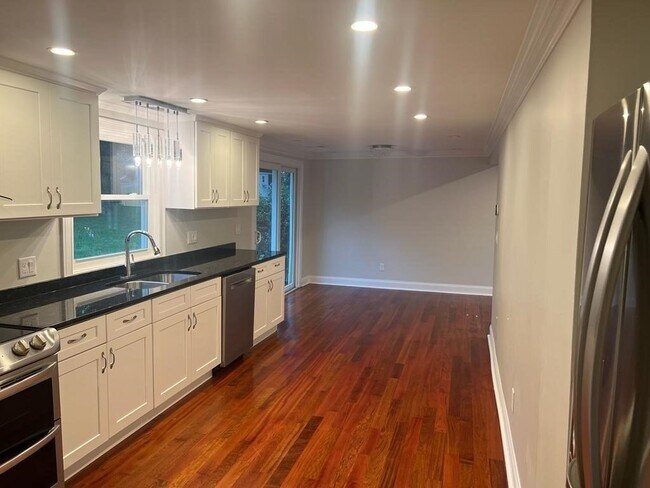 Building Photo - 5 Brookdale Rd