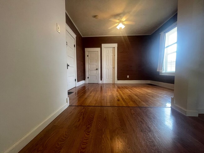 Building Photo - 321 E College St