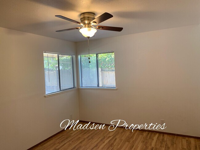 Building Photo - 9 Glenoak Ct