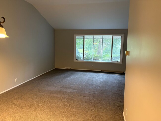 Building Photo - Beautiful Split Level House 3 bedroom 1 ba...