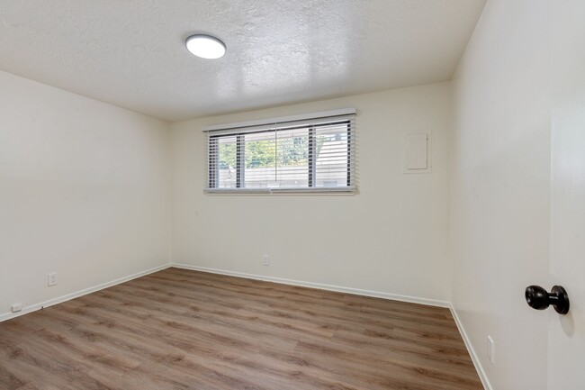 Building Photo - Renovated 2BR in Milwaukie