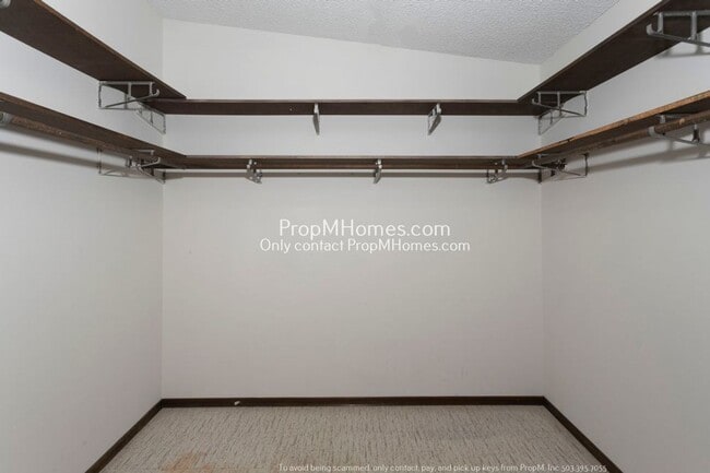 Building Photo - Spacious Elegance: A Four-Bedroom Retreat in the Heart of Palisades!