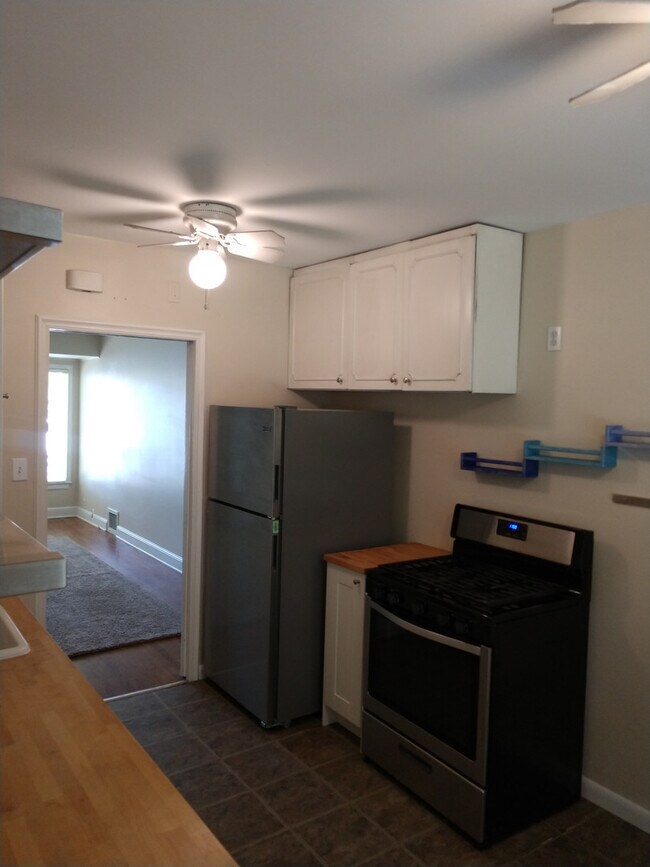 Building Photo - Ciri600 (Duplex) ***