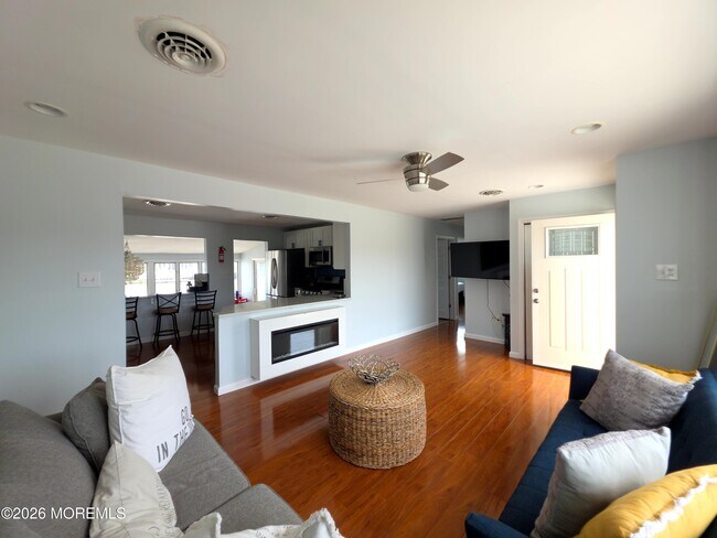 Building Photo - 129 E Raritan Dr