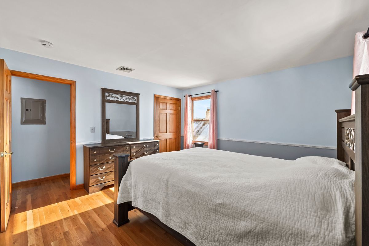 Building Photo - 391 Taylor Ave