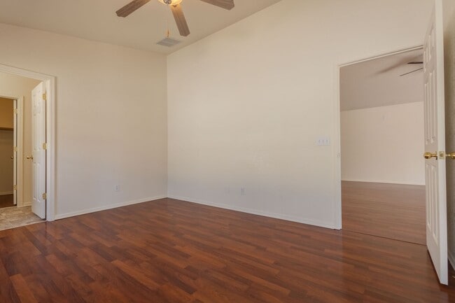 Building Photo - 3 Bedroom 2 Bathroom