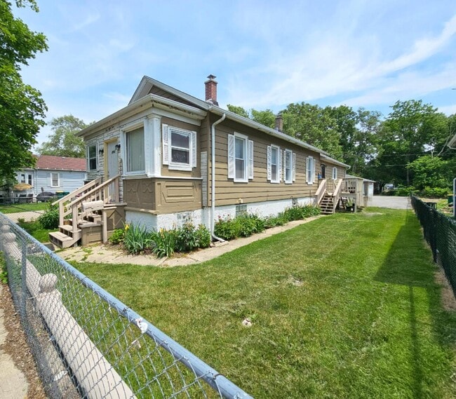 Primary Photo - 454 S Des Plaines St