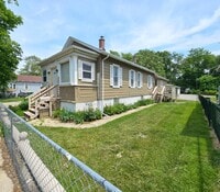 Building Photo - 454 S Des Plaines St