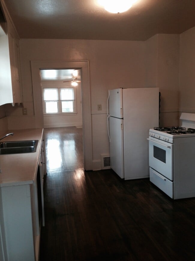 Building Photo - 3 bed, 1 bath house just steps from Missouri State University