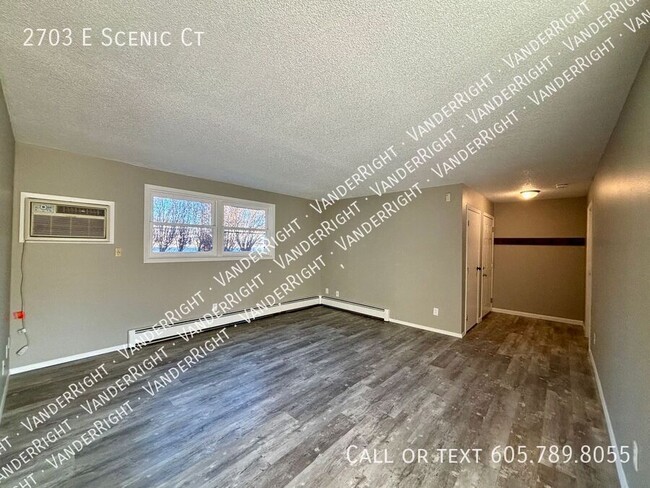 Building Photo - 2703 E Scenic Ct