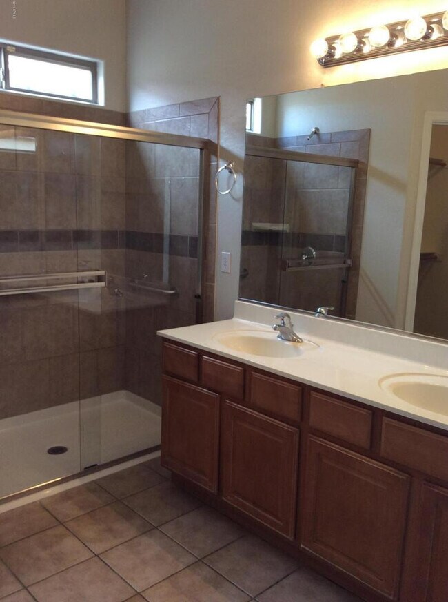 Building Photo - 44812 Paraiso Ln