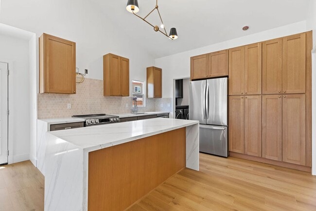 Building Photo - incredible home 3 bedroom, loft
