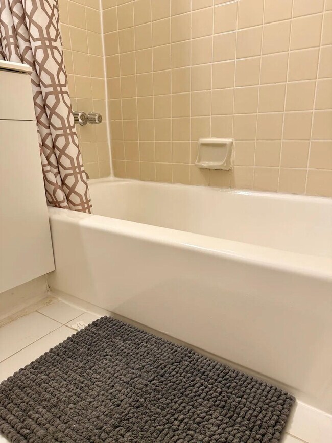 Building Photo - 358 E 81st St