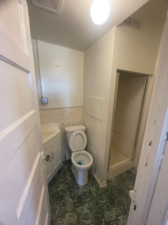 Building Photo - 609 Wellington Ct