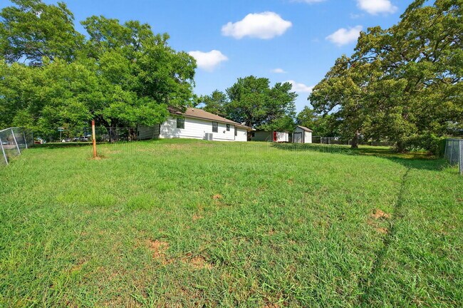 Building Photo - 701 E Morton St