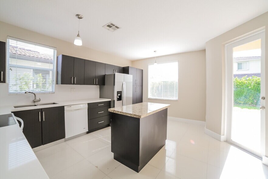 Building Photo - 12465 SW 120th Ave