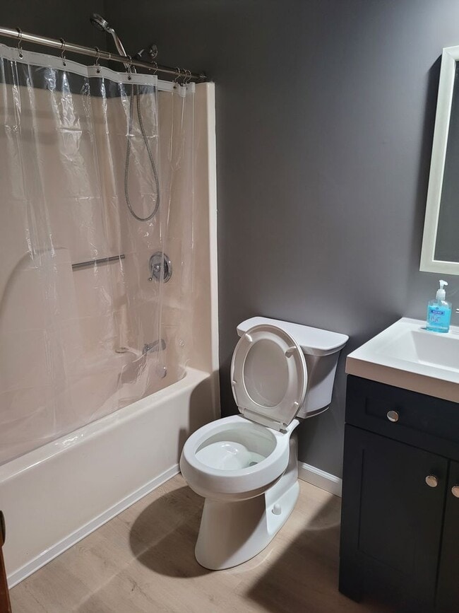 Building Photo - 4 bedroom Townhouse on Bloomington's South Side; Located in The Woodlands!