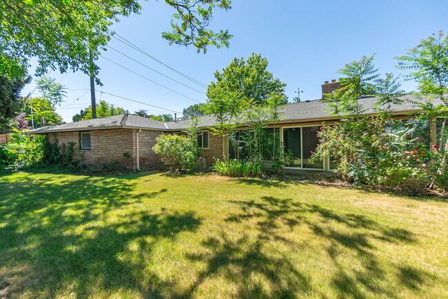 Building Photo - Spacious 3 bed 3 bath home