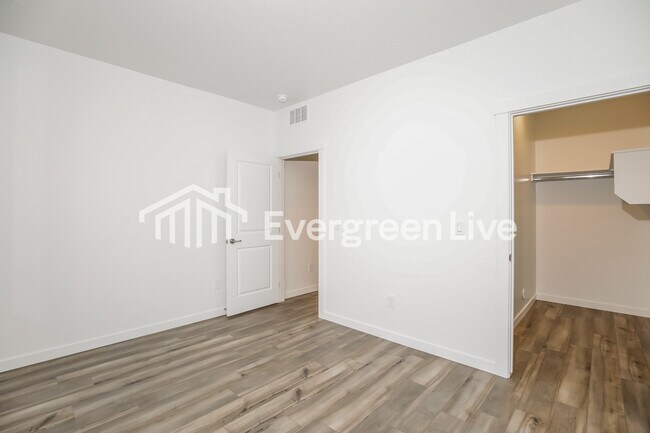 Building Photo - 302 Ravello St