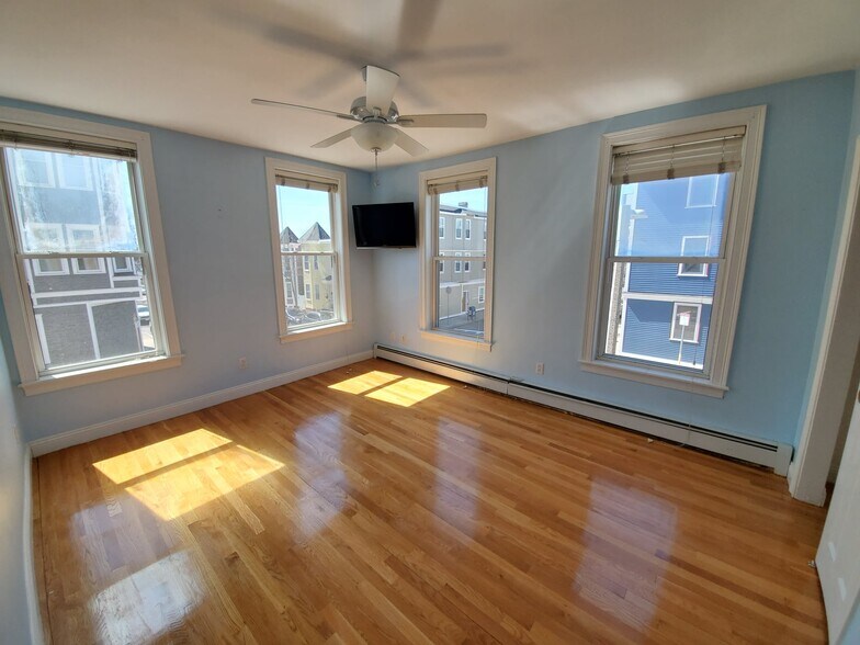 Building Photo - 544 E 8th St