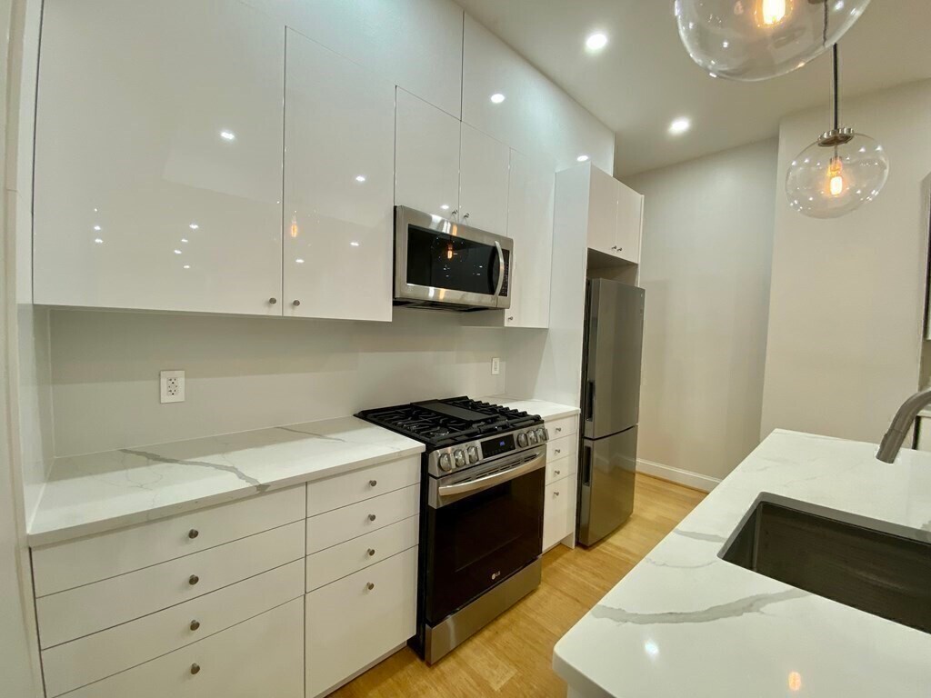 Building Photo - 258 W Broadway