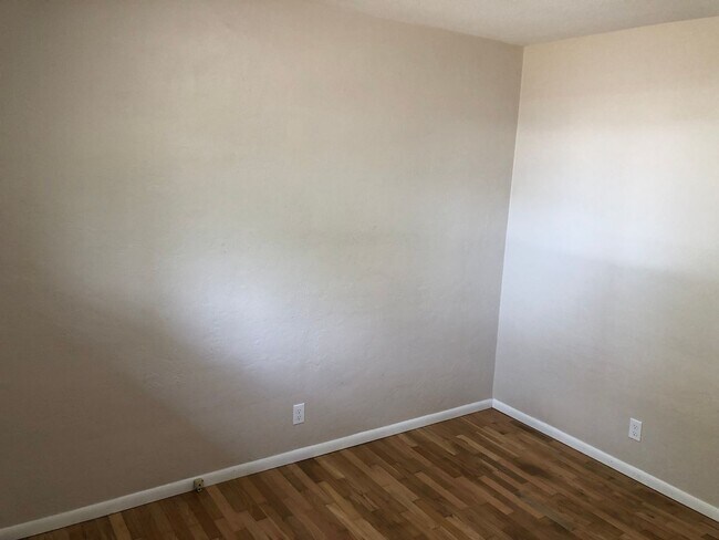Building Photo - Updated 3 bedroom 1 1/2 bath home in a gre...