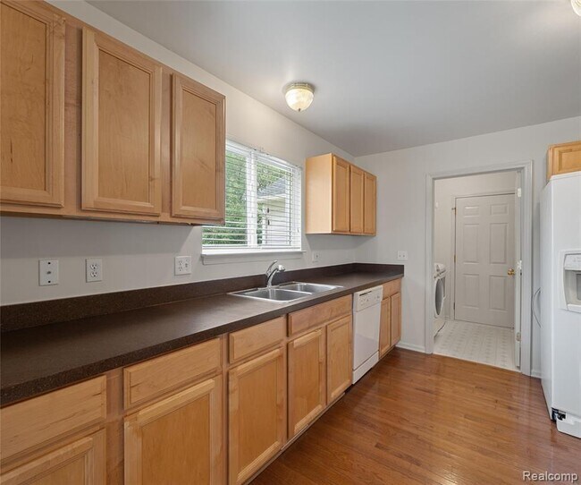 Building Photo - 5864 Willow Ridge Dr