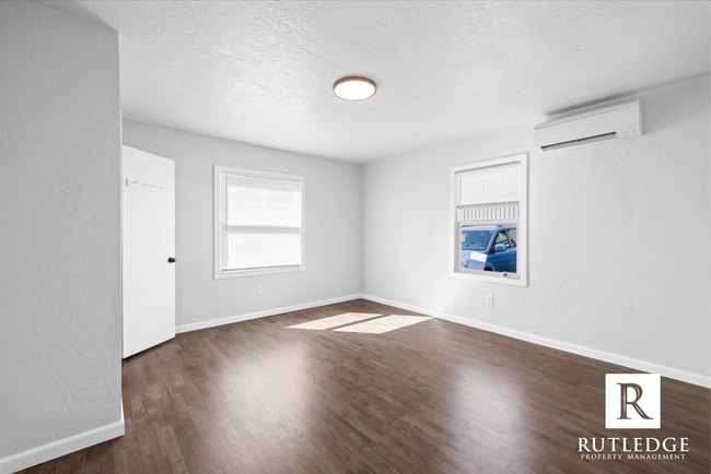 Building Photo - NEWLY REMODELED 3 bedroom home in Medford!
