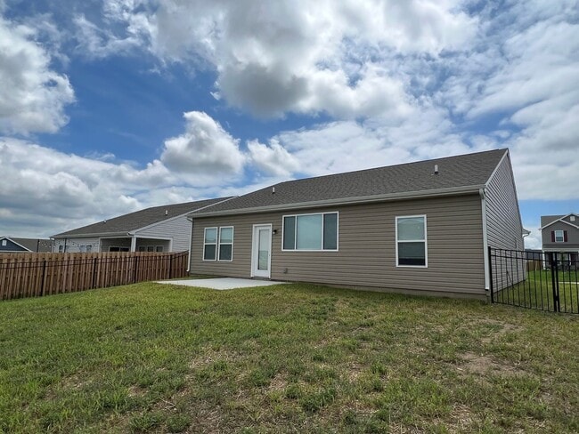 Building Photo - Almost new 3B2B plus den+fenced yard