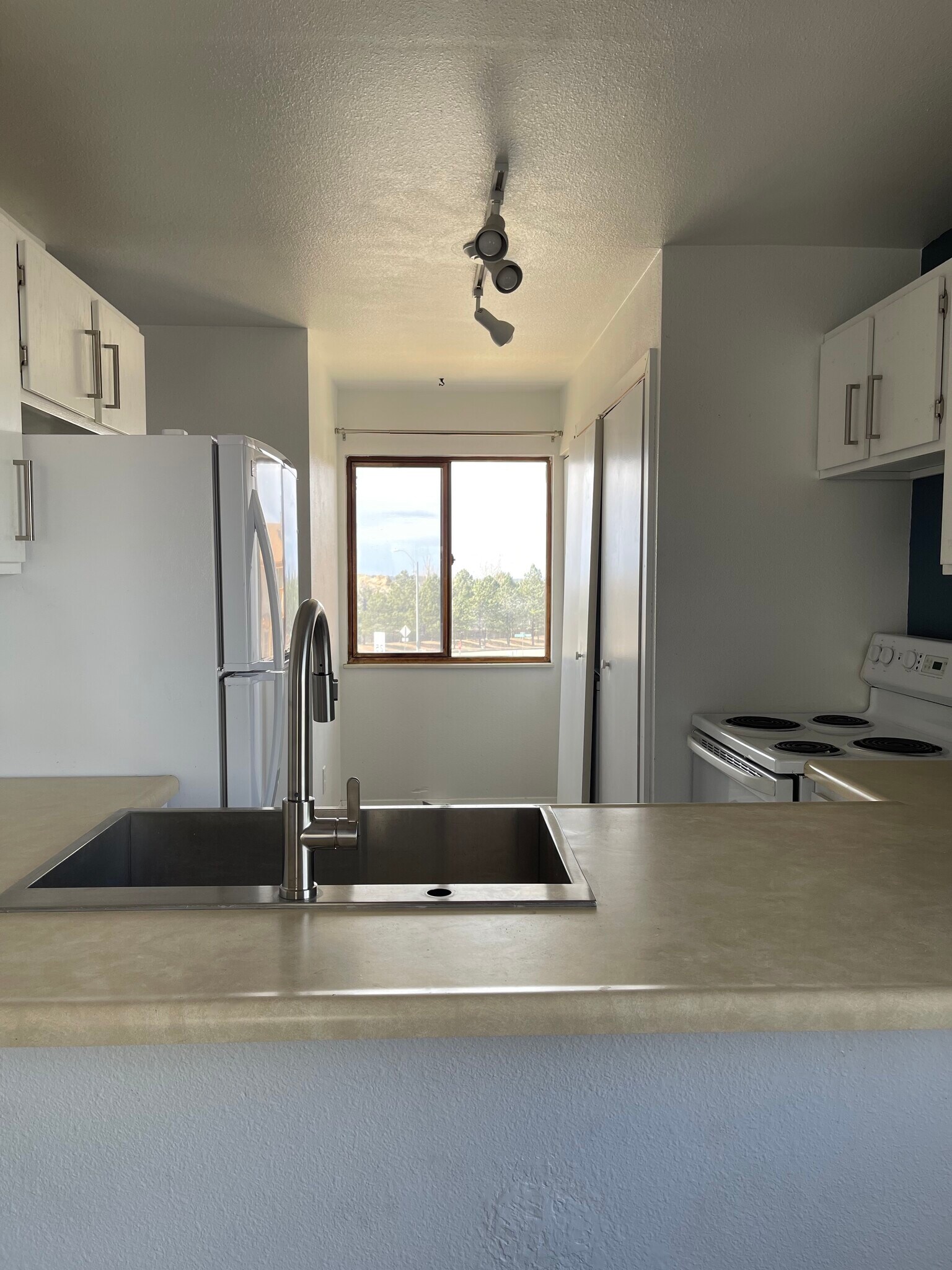 Building Photo - 2210 Split Rock Dr