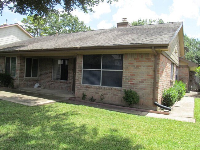 Building Photo - 2118 Hickory Lawn Dr