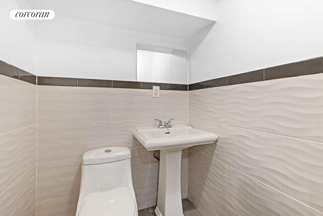 Building Photo - 620 Monroe St