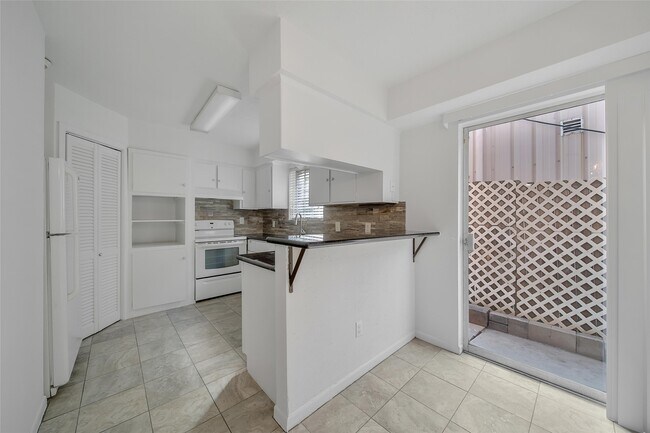 Building Photo - 1403 Blalock Rd