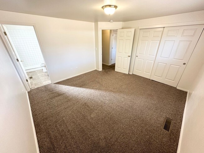 Building Photo - 404 Bramble Ct