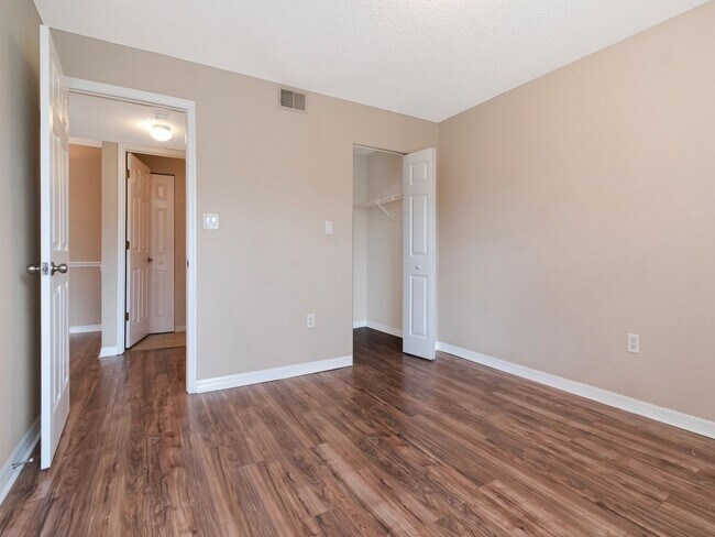 Building Photo - 221 Lake Brook Cir