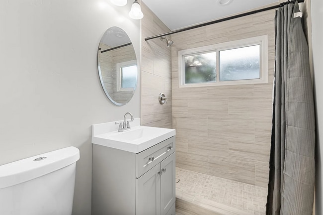 Building Photo - Bathrooms on bathrooms!