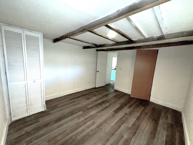 Building Photo - 1/1 IN N. FT. MYERS ALL UTILITIES INCLUDED...