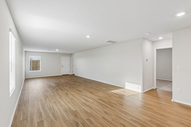 Building Photo - 4 Bed | 2 Bath | 1,572 Sq Ft