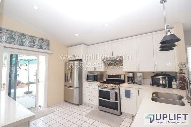 Building Photo - 3 Bed 2 Bath Home With Spacious Back Yard