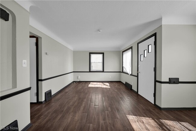 Building Photo - 15705 Maplewood Ave