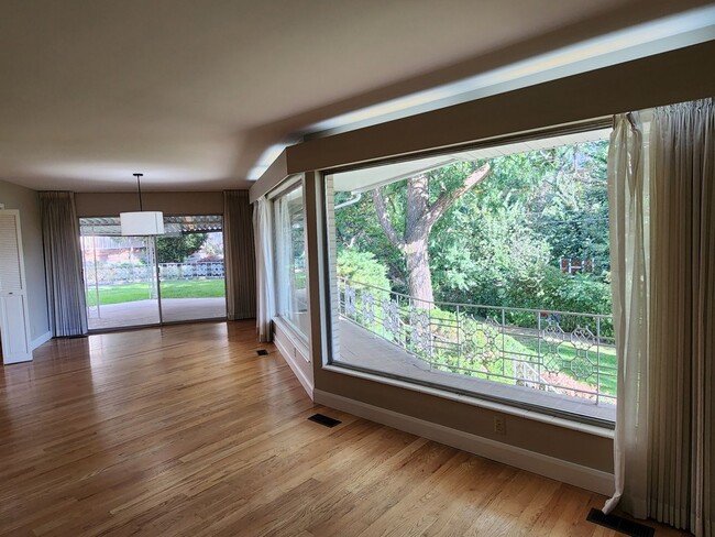 Building Photo - Beautiful 5 Bd 3.5 Ba Home in Holladay