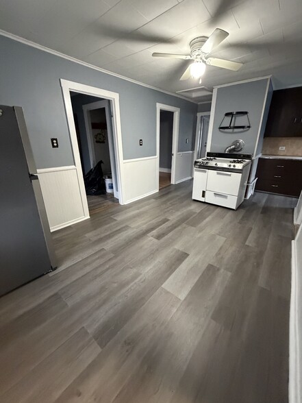 Primary Photo - 571 Slade St