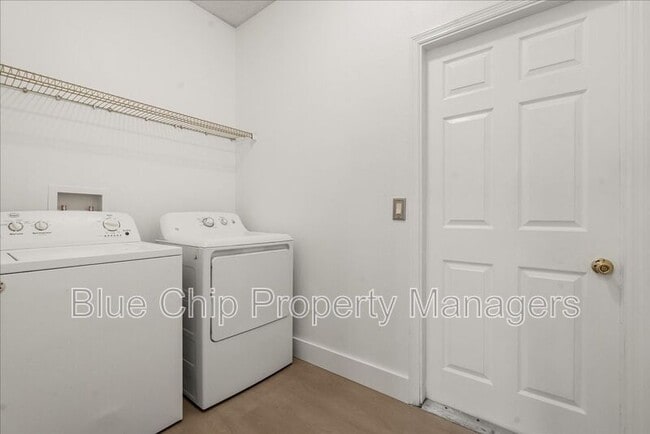 Building Photo - 1923 Bridgeview Cir