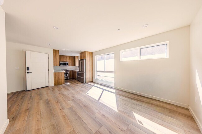 Building Photo - LUXURY in Prime Culver City