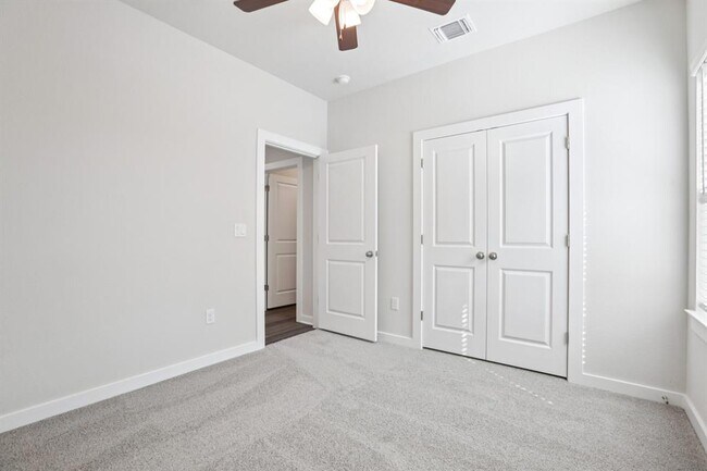 Building Photo - 2332 Delano Dr